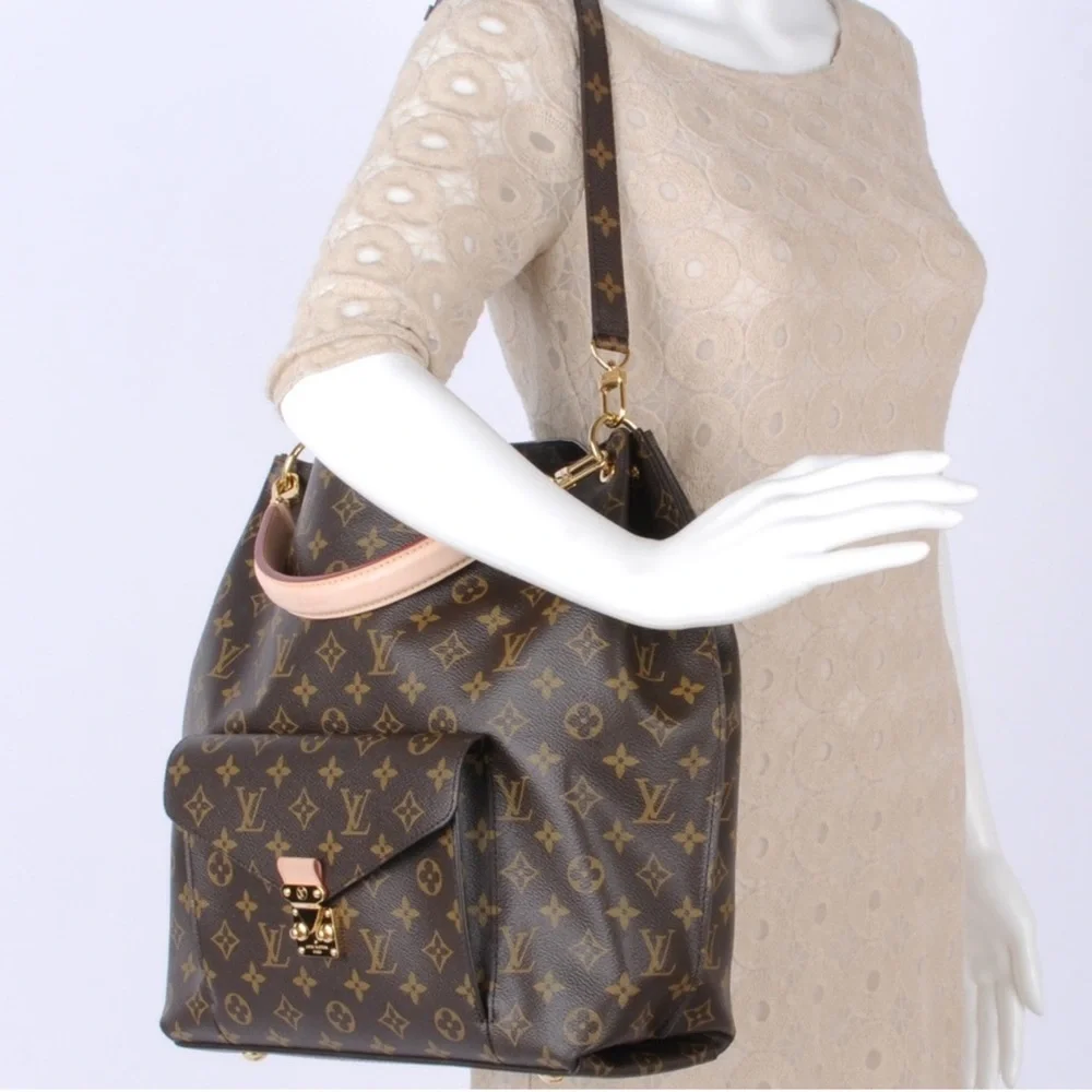 A124- 💯 % authentic Louis Vuitton Metis 2 way Hobo